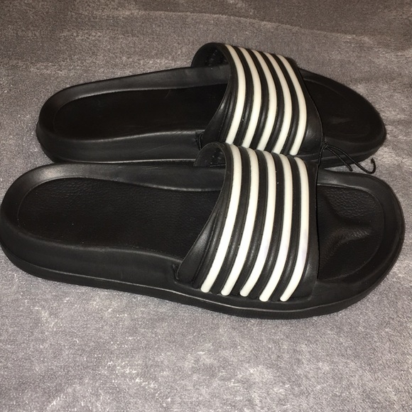 SOLD 🛑Boys Slip-On Sandals NWOT Size 12 - Picture 3 of 5